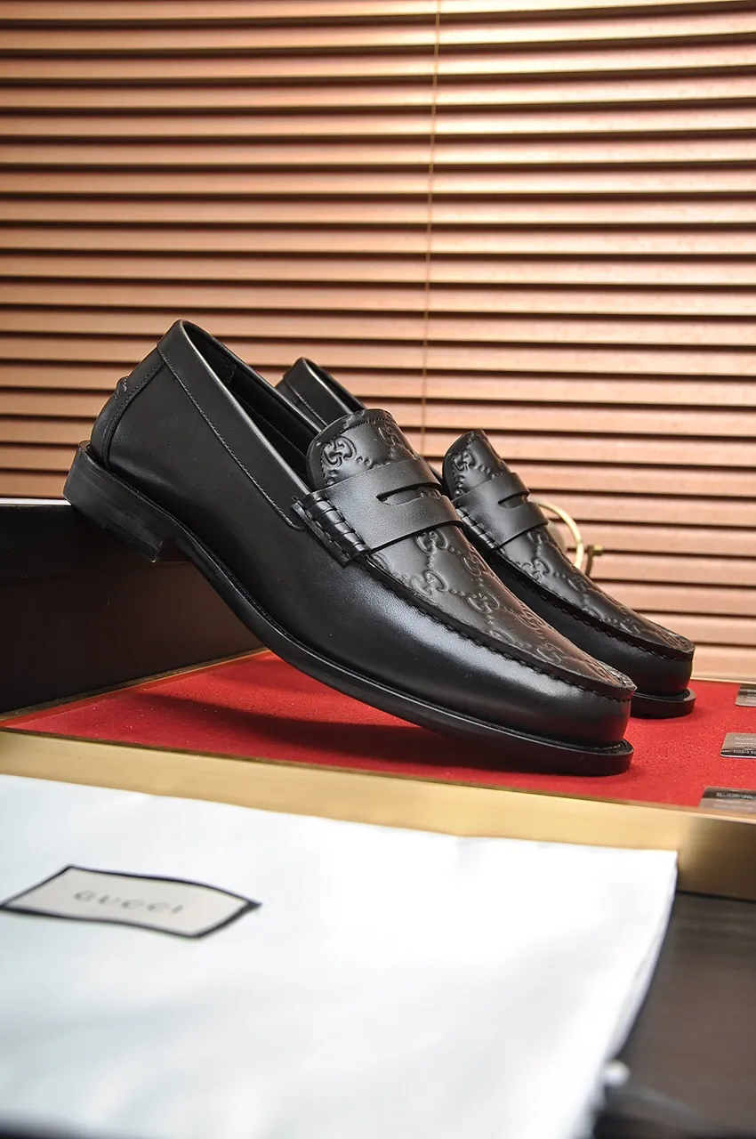 Men's shoes💰560💶Italy's top luxury men's shoe giant (GUCCI) (Gucci) (full cowhide lining) new arrival🍃Original European style🔰 Pleasant to the eye😍In order to make the shoes more durable and non-deformable🌀The production continues to follow traditional methods but there is still no lack of innovation💪Choose original sheepskin for the leather♻️ Smooth and natural And extra bright ⭐Made of imported cowhide, the first choice of rich people 38-45 (45 customized)